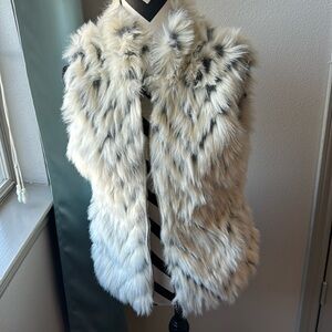 Tribal jeans, faux fur vest